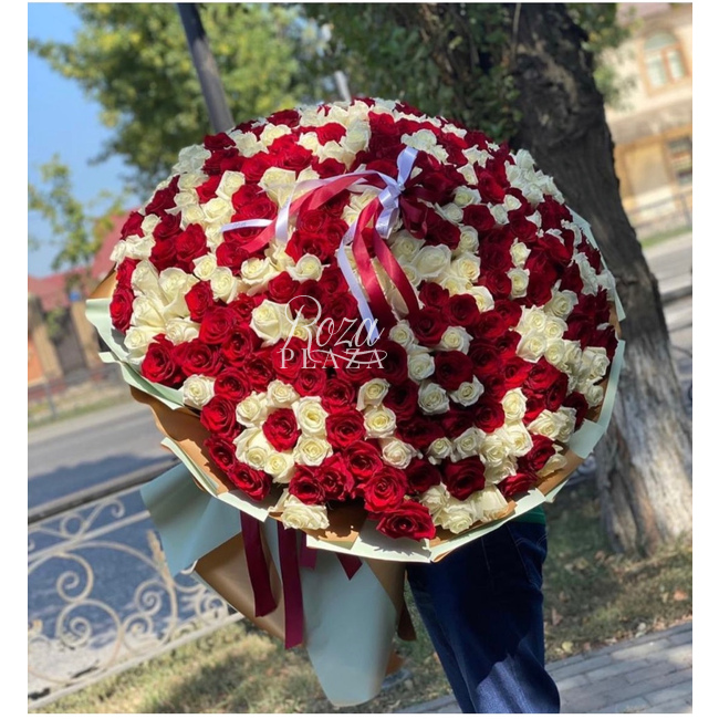 Композиция « из 301 розы» в Грозном от магазина цветов «Roza Plaza»
